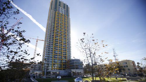 A rising number of luxuary apartment buildings in downtown, such as the Pinnacle, are becoming a magnet for entrepreneurial renters and start-ups looking for handsome profits from home-sharing websites. (Alejandro Tamayo/The San Diego Union-Tribune/TNS)