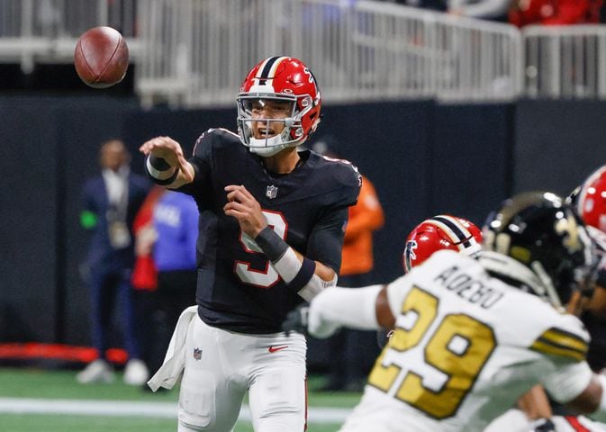 Atlanta Falcons quarterback Desmond Ridder passes in an NFL football game against the New Orleans Saints in Atlanta on Sunday, Nov. 26, 2023.   (Bob Andres for the Atlanta Journal Constitution)