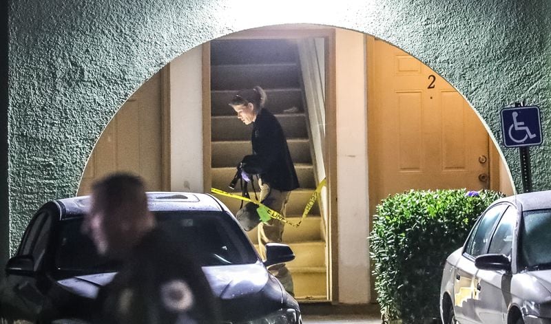 Police in Cobb County investigate a homicide at the Mableton Ridge apartment complex in December 2021. Crime plagues apartment complexes throughout metro Atlanta. (John Spink / John.Spink@ajc.com)