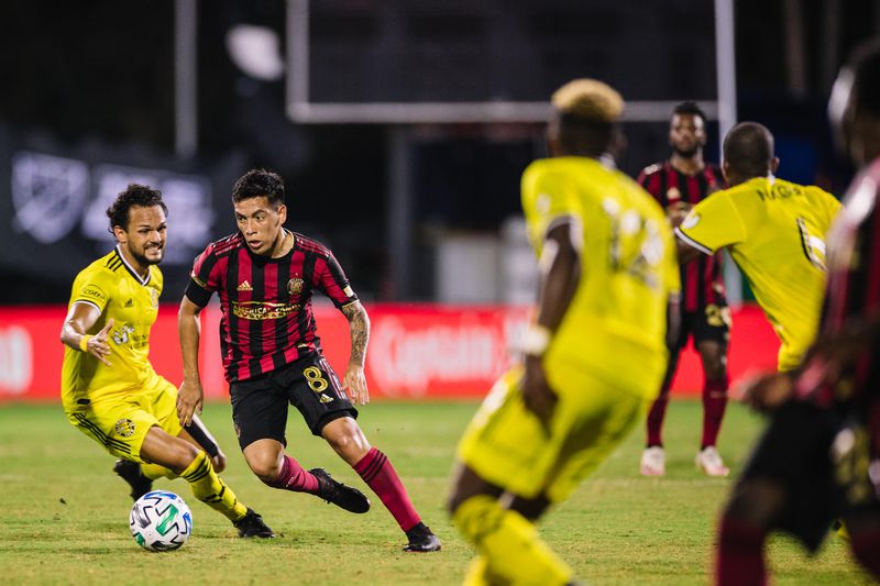 Ezequiel Barco (8) de Atlanta United intentó romper la defensa de Columbus el martes 21 de julio de 2020 durante el Campeonato de la MLS en Orlando, Florida.