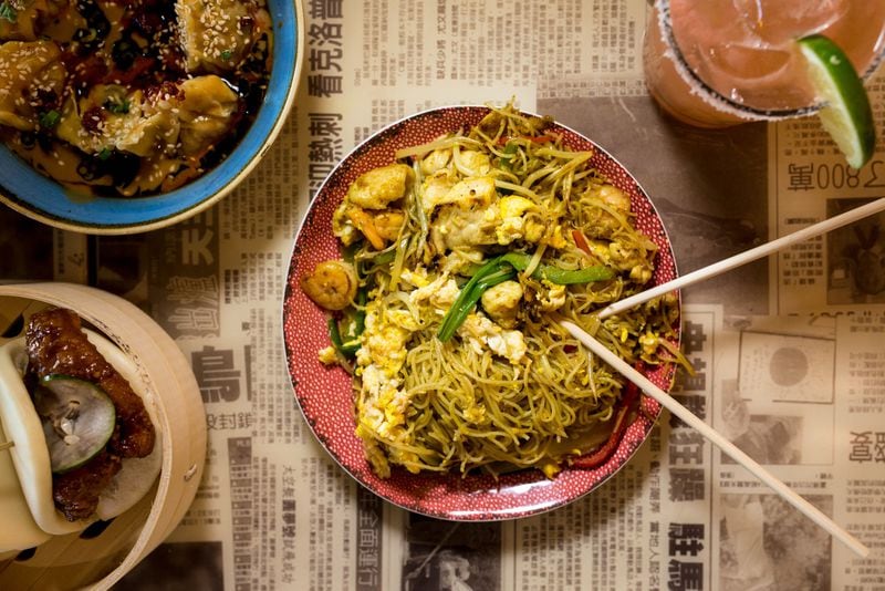 Hawkers Singapore Mei Fun Noodles with curry rice noodles, shrimp, chicken, eggs, onions, bell peppers, spring onions, and bean sprouts. Photo credit- Mia Yakel
