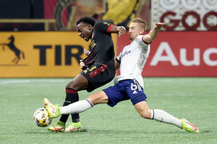 Atlanta United defender George Bello (21) controls the ball against D.C. United midfielder Russell Canouse (6) during the first half of their match at Mercedes Benz Stadium Saturday, September 18, 2021 in Atlanta, Ga.. JASON GETZ FOR THE ATLANTA JOURNAL-CONSTITUTION