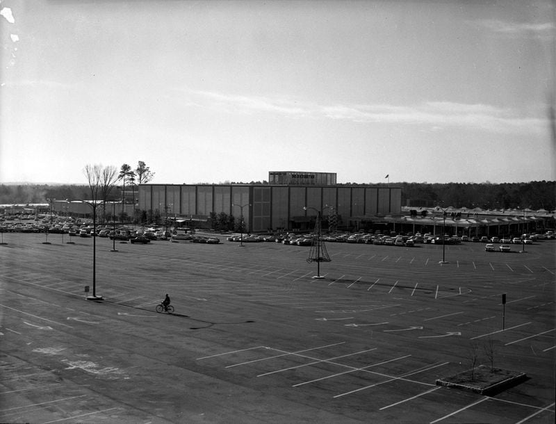 Lenox Square in December 1959. The new mall had just opened in August. N07-004_a, Tracy O'Neal Photographic Collection, 1923-1975, Photographic Collection. Special Collections and Archives, Georgia State University Library.