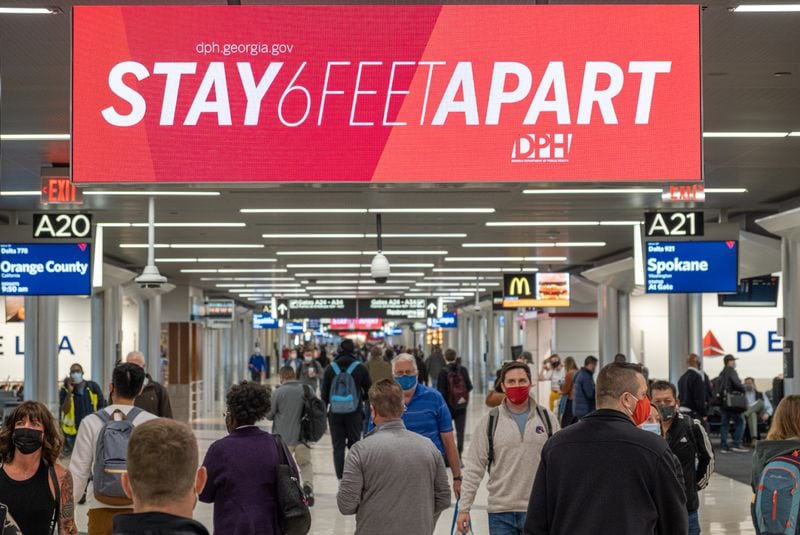 211216-Atlanta-Covid safety messages greet holiday travelers in the A concourse at Hartsfield-Jackson International Airport on Thursday, Dec. 16, 2021. Ben Gray for the Atlanta Journal-Constitution