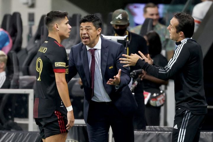 Atlanta United head coach Gonzalo Pineda, center, talks with forward Luis Araujo (19) during the second half of their match against D.C. United at Mercedes-Benz Stadium Saturday, September 18, 2021 in Atlanta, Ga.. JASON GETZ FOR THE ATLANTA JOURNAL-CONSTITUTION
