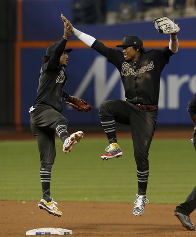 Photos: Braves have winning look in black