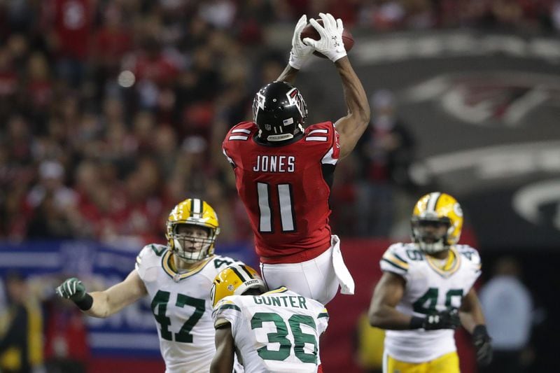 ATLANTA, GA - JANUARY 22:  Julio Jones #11 of the Atlanta Falcons makes a catch in the third quarter against Jake Ryan #47 and LaDarius Gunter #36 of the Green Bay Packers in the NFC Championship Game at the Georgia Dome on January 22, 2017 in Atlanta, Georgia.  (Photo by Streeter Lecka/Getty Images)