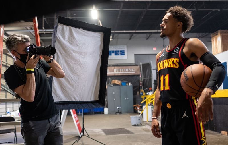 Kevin Liles shoots photos of Trae Young for Sports Illustrated during Hawks media day Monday, Sept. 27, 2021. (Ben@BenGray.com)