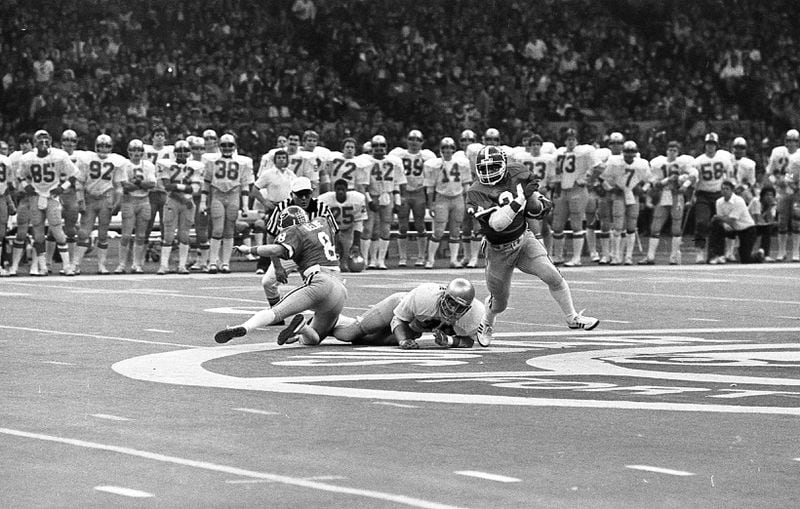 QB Buck Belue tries to make a block as Herschel Walker reverses direction against Notre Dame in the Sugar Bowl. AJC file photo