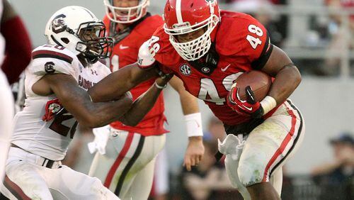 Georgia fullback Quayvon Hicks (48) wears what the SEC considers an “overbuilt” face mask. JASON GETZ / AJC file