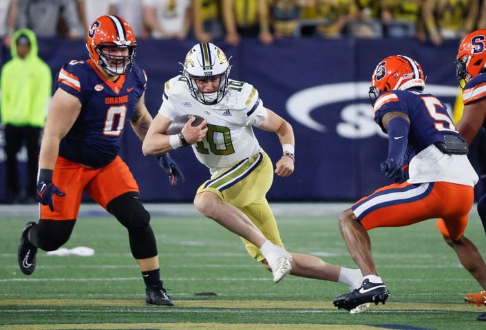 Georgia Tech Yellow Jackets quarterback Haynes King (10) runs for five yards on a keeper during the second half of an NCAA college football game between Georgia Tech and Syracuse in Atlanta on Saturday, Nov. 18, 2023.  Georgia Tech won, 31 - 22. (Bob Andres for the Atlanta Journal Constitution)