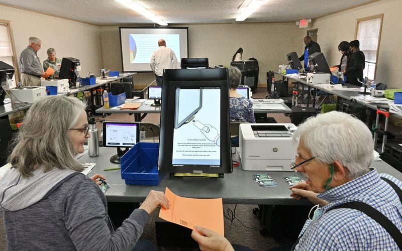 March 30, 2022 Lilburn - Caron Jordan (left) and James Castaldi practice with voting equipments during a training session at the Mountain Park Depot Building in Lilburn on Wednesday, March 30, 2022. (Hyosub Shin / Hyosub.Shin@ajc.com)