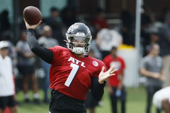 Falcons quarterback Marcus Mariota (1) look to pass during a joint practice with the Jacksonville Jaguars at the Falcons Practice Facility on Wednesday, August 24, 2022, in Flowery Branch, Ga. Miguel Martinez / miguel.martinezjimenez@ajc.com
