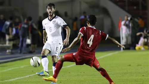 Brad Evans of the U.S., left, and Panama’s Carlos Rodriguez, fight for the ball during a 2014 World Cup qualifying soccer match in Panama City, Tuesday, Oct. 15, 2013. (AP Photo/Tito Herrera)