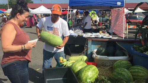 Chef Sara Bradley shops for melons at the Paducah farmers market that takes place downtown on Saturdays. (Lori Rackl/Chicago Tribune/TNS)