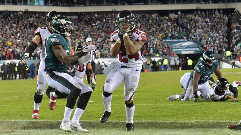 Atlanta Falcons running back Devonta Freeman (24) scores a touchdown in the first half during the NFC Divisional Game at  Saturday, Jan. 13, 2018, at Lincoln Financial Field in Philadelphia.