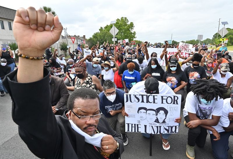 Hundreds gathered outside the Glynn County courthouse for a rally seeking justice for Ahmaud Arbery in Brunswick in May 2020. (Hyosub Shin / hyosub.shin@ajc.com)