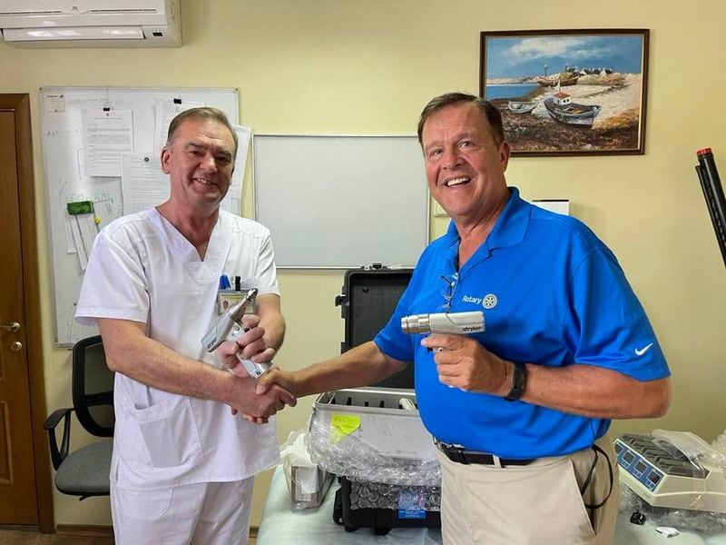 Atlantan Emory Morsberger (right) shakes hands with a surgeon in Kyiv, Ukraine. Morsberger delivered a Stryker Drill Set, which enhances surgical safety. It was purchased through funds raised by his nonprofit, relief organization, HelpingUkraine.us. Courtesy of HelpingUkraine.U.S.
