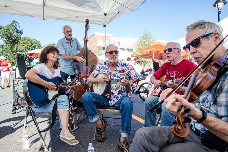 Live music has returned to many farmers markets in 2022, like these musicians playing at the Sandy Springs Farmers Market. (Courtesy of Visit Sandy Springs)