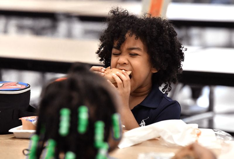 유치원생 Matthew Blake(5세)는 10월 13일 수요일 College Park에 있는 Cliftondale 초등학교에서 점심을 먹고 있습니다. Metro Atlanta 학군은 전국적인 식량 공급 문제로 인해 메뉴를 수정하고 재작업하기 위해 창의적이어야 합니다.  COVID-19 대유행으로 인해 지역은 일상적인 식품을 구하기가 어려워졌습니다.  (신효섭 / Hyosub.Shin@ajc.com)