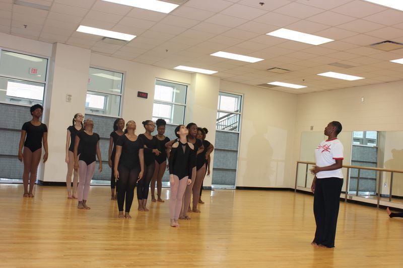 Nasha Thomas travaillant avec des élèves de la Coretta Scott King Young Women's Leadership Academy à Atlanta. Contribution des écoles publiques d'Atlanta