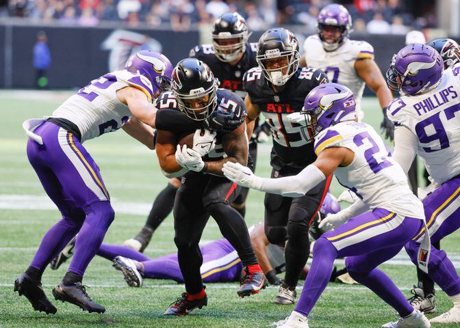 Atlanta Falcons running back Tyler Allgeier (25) fights through Viking defenders for a first down during the second half an NFL football game In Atlanta on Sunday, Nov. 5, 2023. The Vikings won 31 - 28. (Bob Andres for the Atlanta Journal Constitution)
