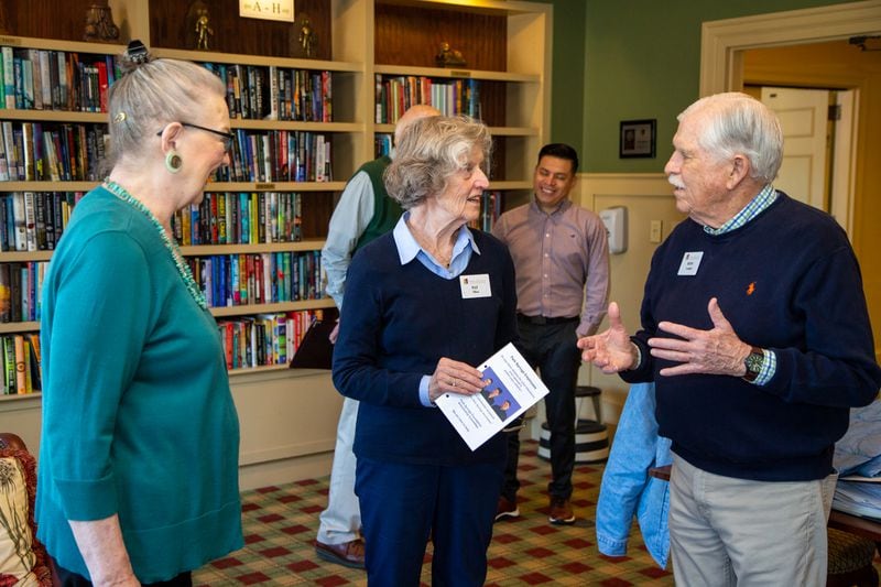Barbara Cooper (iš kairės), Pat Shea ir Ross Lenhart kalbasi Park Springso bibliotekoje.  PHILAS SKINNERIS UŽ ATLANTA ŽURNALAS-KONSTITUCIJĄ.