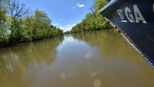 Chattahoochee Riverkeeper Jason Ulseth drives his boat on the Chattahoochee River on in April 2016. HYOSUB SHIN / HSHIN@AJC.COM