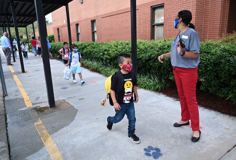Students wearing masks arrive to Jackson Elementary School for the first day of school amid the coronavirus outbreak on Wednesday, August 26, 2020. (Hyosub Shin / Hyosub.Shin@ajc.com)
