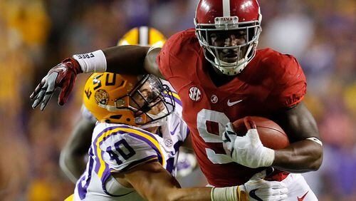 BATON ROUGE, LA - NOVEMBER 05: Bo Scarbrough #9 of the Alabama Crimson Tide attempts to break a tackle by Duke Riley #40 of the LSU Tigers at Tiger Stadium on November 5, 2016 in Baton Rouge, Louisiana. (Photo by Kevin C. Cox/Getty Images)
