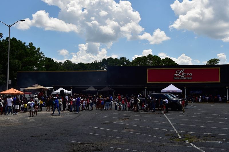 Students and their families lined up at the third annual"Issa Back 2 School Drive" in DeKalb County on Aug. 5, 2018. Photo: Moses Robinson/Getty Images for Leading By Example Foundation