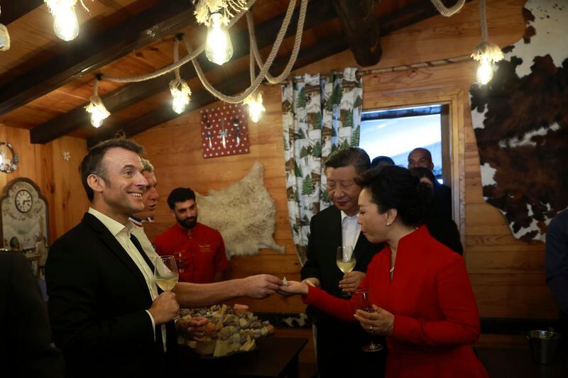 Chinese President Xi Jinping, second right, his wife Peng Liyuan and French rPresident Emmanuel Macron share a moment in a restaurant, Tuesday, May 7, 2024 at the Tourmalet pass, in the Pyrenees mountains. French president is hosting China's leader at a remote mountain pass in the Pyrenees for private meetings, after a high-stakes state visit in Paris dominated by trade disputes and Russia's war in Ukraine. French President Emmanuel Macron made a point of inviting Chinese President Xi Jinping to the Tourmalet Pass near the Spanish border, where Macron spent time as a child visiting his grandmother. (AP Photo/Aurelien Morissard, Pool)