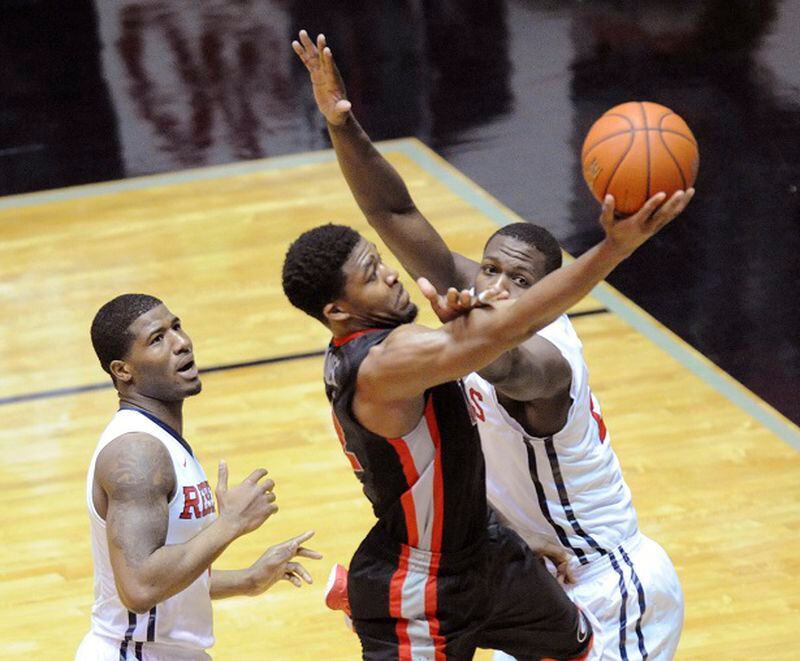 Georgia guard Kenny Gaines (12) shoots against Mississippi guard Martavious Newby, left, and center Dwight Coleby during an NCAA college basketball game in Oxford, Miss., on Wednesday, Feb. 25, 2015. Georgia won 76-72. (AP Photo/Oxford Eagle, Bruce Newman) Georgia's Kenny Gaines swoops. (Bruce Newman/Oxford Eagle/AP photo)