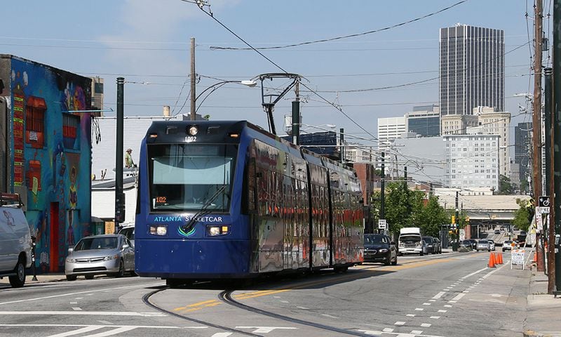 The streetcar makes its way up Edgewood Ave.  (BOB ANDRES  / BANDRES@AJC.COM)