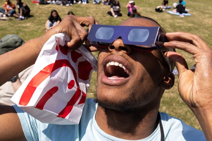 Gwinnett students enjoy solar eclipse
