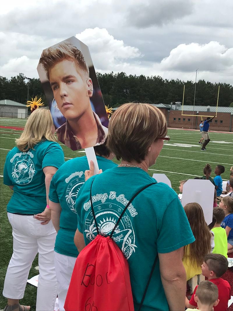  A fan holds an over-sized cardboard cut-out of Caleb Lee Hutchinson at the May 15, 2018 pep rally at his alma mater South Paulding High School. CREDIT: Rodney Ho/rho@ajc.com