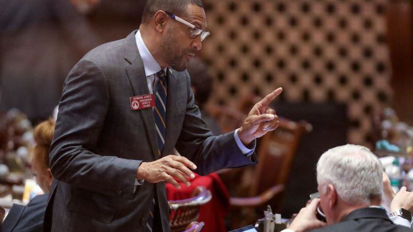 Rep. Vernon Jones, D-Lithonia, confers with a colleague as the General Assembly returned for the 16th legislative day on Feb. 20, 2020. BOB ANDRES / ROBERT.ANDRES@AJC.COM