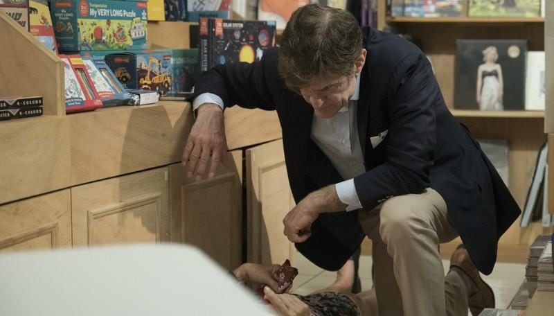 Dr. Mehmet Oz aiding a woman who collapsed during a book signing at the Palm Beach Book Store in Palm Beach, Fla., on Dec. 27, 2017. Dozens of fans attended the signing for Oz’s new book “Food Can Fix It.” 