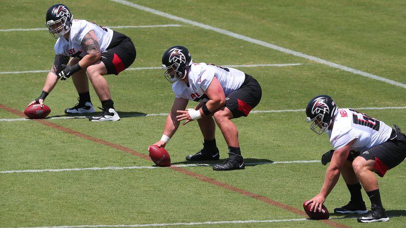 051421 Flowery Branch: Atlanta Falcons offensive lineman Joe Sculthorpe (from left), Drew Dalman, and Ryan Neuzil works from center during rookie minicamp on Friday, May 14, 2021, in Flowery Branch.     “Curtis Compton / Curtis.Compton@ajc.com”