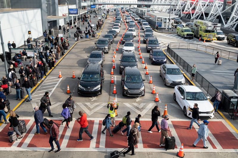 211123-Atlanta-Traffic and pedestrians outside of the South Terminal of Hartsfield-Jackson International Airport ahead of Thanksgiving on Tuesday, Nov. 23, 2021. Ben Gray for the Atlanta Journal-Constitution