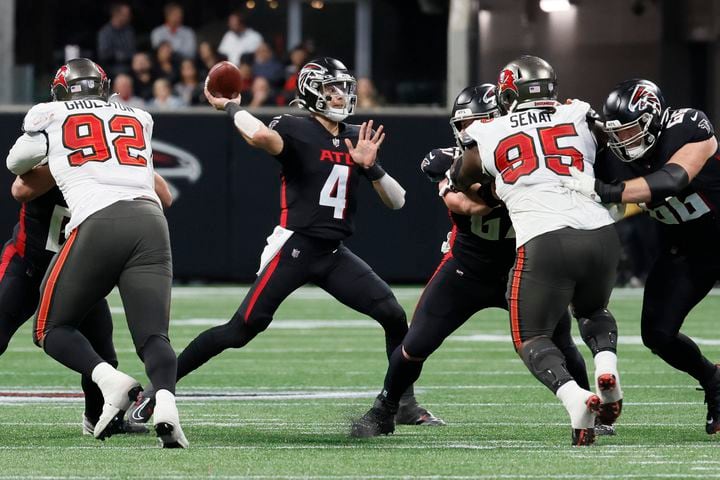 Falcons quarterback Desmond Ridder looks to pass during the first half against the Buccaneers on Sunday in Atlanta. (Miguel Martinez / miguel.martinezjimenez@ajc.com)