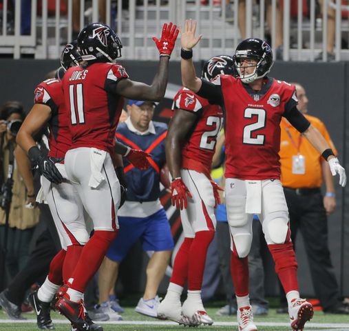 Photos: Falcons are tested by the Packers
