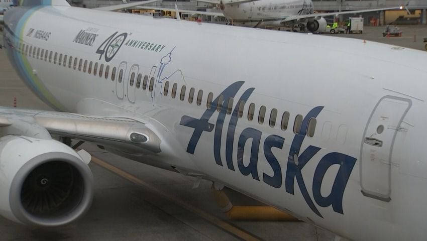 Alaska Airlines unveils Seattle Mariners-themed plane