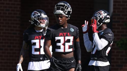 072822 Flowery Branch, Ga.: Atlanta Falcons safety Jaylinn Hawkins (32) takes a breather during Falcons training camp at the Falcons Practice Facility Thursday, July 28, 2022, in Flowery Branch, Ga. (Jason Getz / Jason.Getz@ajc.com)
