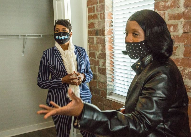 Mayor Keisha Lance Bottoms, left, takes a quick tour of the Mincey family's new apartment with Nicole Mincey. (Jenni Girtman for The Atlanta Journal-Constitution)