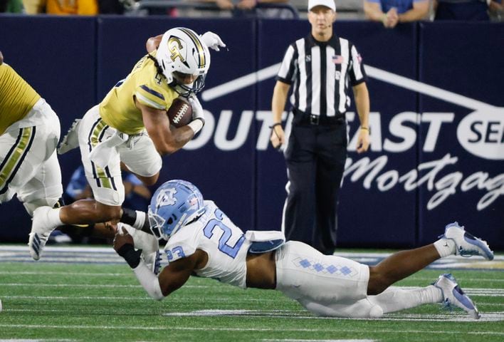 Georgia Tech Yellow Jackets running back Dontae Smith (4) runs for a first down during the fourth quarter.  (Bob Andres for the Atlanta Journal Constitution)