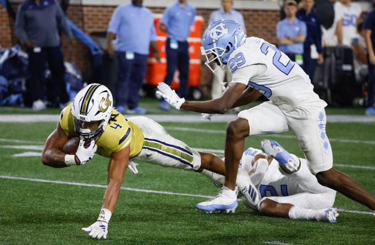 Georgia Tech Yellow Jackets running back Dontae Smith (4) dives for a touchdown.  (Bob Andres for the Atlanta Journal Constitution)