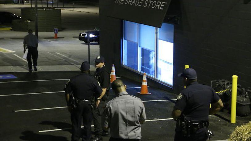 Atlanta police investigate a burglary early Friday at The Shade Store on Howell Mill Road. JOHN SPINK / JSPINK@AJC.COM
