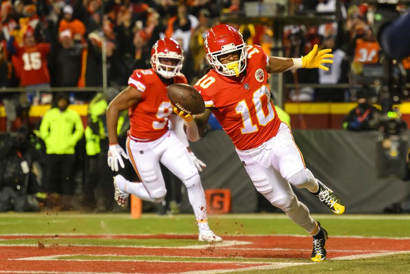Kansas City Chiefs running back Isiah Pacheco (10) celebrates a touchdown with Chiefs wide receiver JuJu Smith-Schuster (9). (AP Photo/Reed Hoffmann)