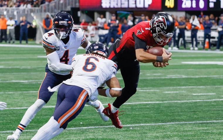 Falcons quarterback Marcus Mariota dives for a touchdown during the third quarter against the Bears on Sunday in Atlanta. (Bob Andres / for The Atlanta Journal-Constitution)
